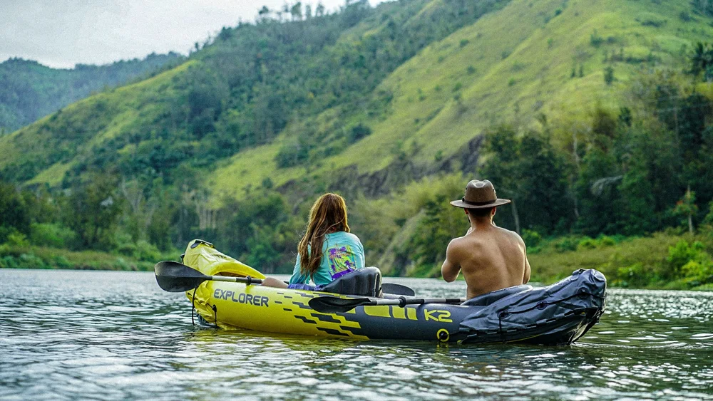 Guests kayaking on the river in Comerío